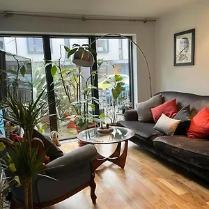 Eclectic East Hideaway With En-suite , London United Kingdom